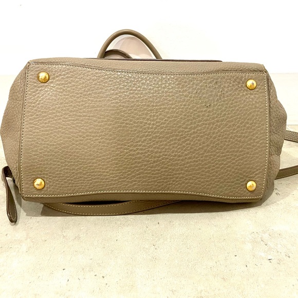 Authentic Prada leather bag in Taupe / cream - Picture 6 of 11